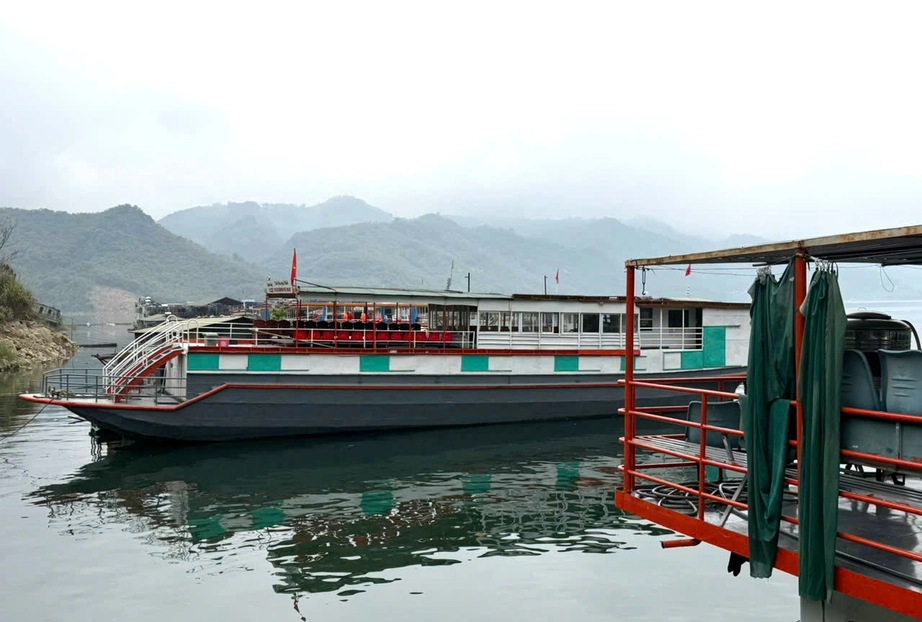 Nhiều tàu thuyền không đủ điều kiện xuất bến, khách du xuân đền Thác Bờ phải quay về- Ảnh 9. Nhiều tàu thuyền không đủ điều kiện xuất bến, khách du xuân đền Thác Bờ phải quay về- Ảnh 9.