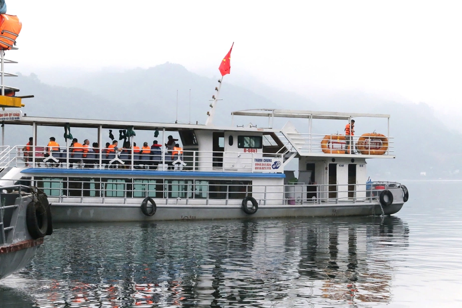 Nhiều tàu thuyền không đủ điều kiện xuất bến, khách du xuân đền Thác Bờ phải quay về- Ảnh 16. Nhiều tàu thuyền không đủ điều kiện xuất bến, khách du xuân đền Thác Bờ phải quay về- Ảnh 16.