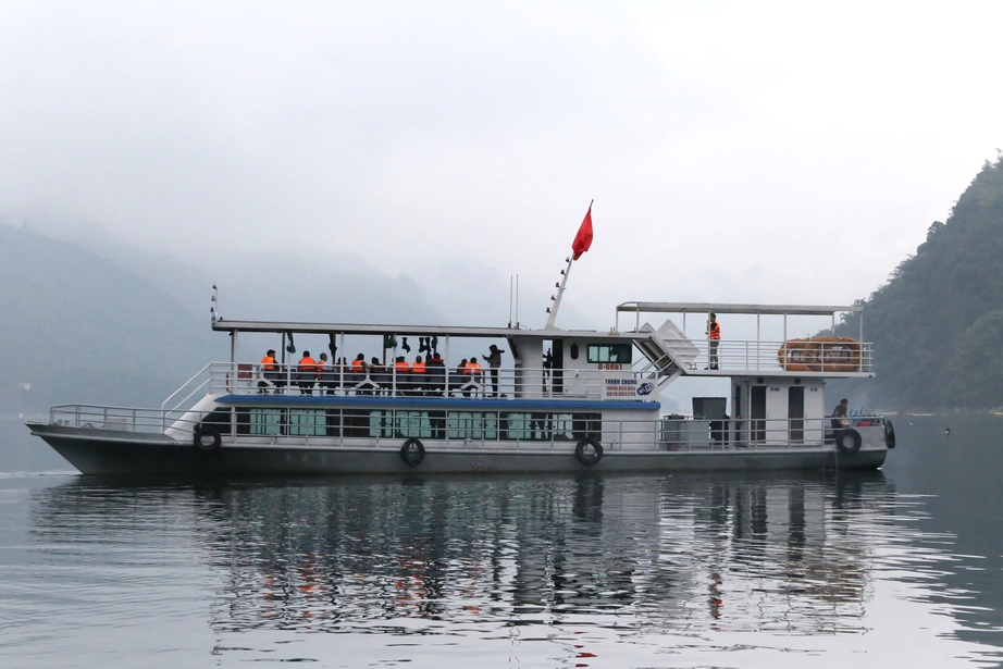 Nhiều tàu thuyền không đủ điều kiện xuất bến, khách du xuân đền Thác Bờ phải quay về- Ảnh 14. Nhiều tàu thuyền không đủ điều kiện xuất bến, khách du xuân đền Thác Bờ phải quay về- Ảnh 14.