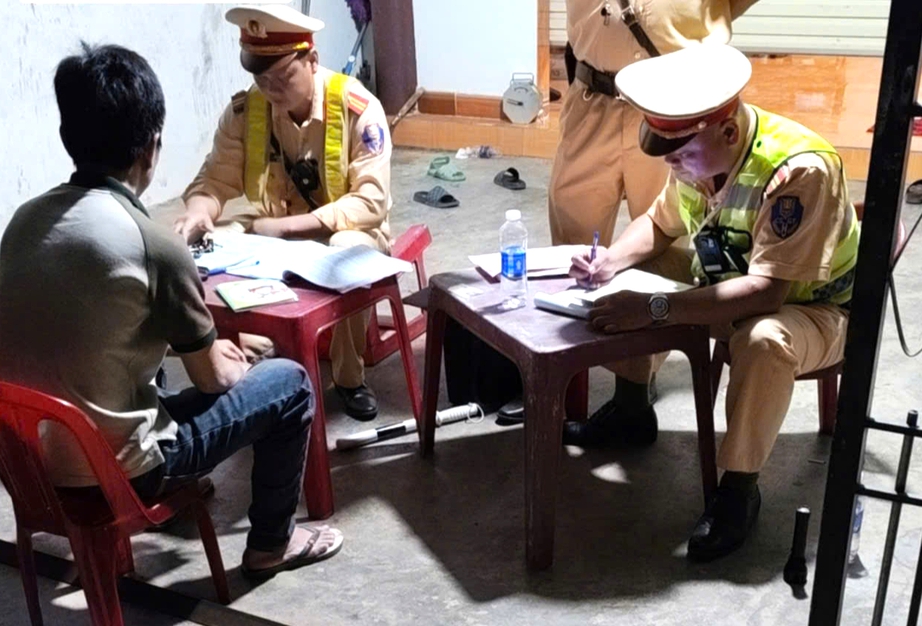 Quảng Ng&atilde;i: Xe kh&aacute;ch 25 chỗ chở 61 người đi v&agrave;o đường cấm bị phạt hơn 200 triệu đồng- Ảnh 1.