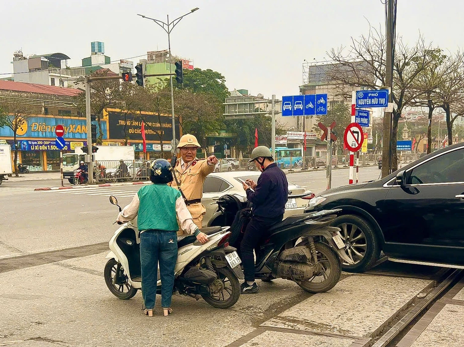 H&agrave; Nội: H&agrave;ng chục t&agrave;i xế &ocirc; t&ocirc;, xe m&aacute;y vượt r&agrave;o chắn đường sắt bị xử phạt nghi&ecirc;m- Ảnh 1.