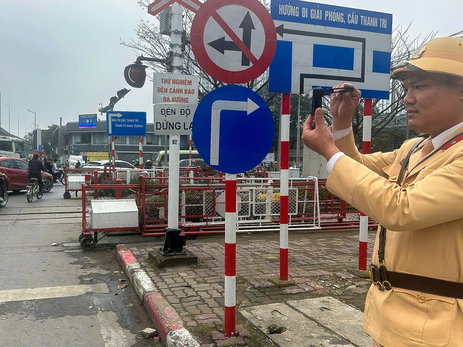 H&agrave; Nội: H&agrave;ng chục t&agrave;i xế &ocirc; t&ocirc;, xe m&aacute;y vượt r&agrave;o chắn đường sắt bị xử phạt nghi&ecirc;m- Ảnh 3.