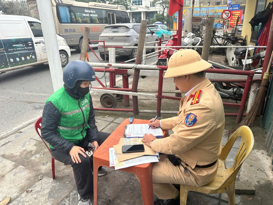H&agrave; Nội: H&agrave;ng chục t&agrave;i xế &ocirc; t&ocirc;, xe m&aacute;y vượt r&agrave;o chắn đường sắt bị xử phạt nghi&ecirc;m- Ảnh 2.