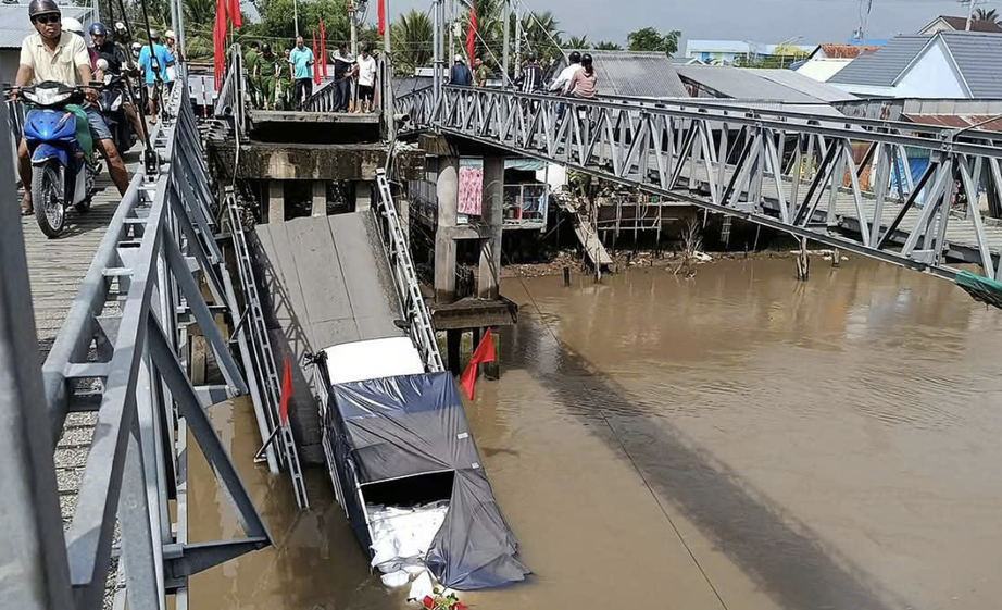 Xe tải chở gạo l&agrave;m sập cầu 30 Th&aacute;ng 4 ở Cần Thơ, t&agrave;i xế mở cửa tho&aacute;t th&acirc;n- Ảnh 2.