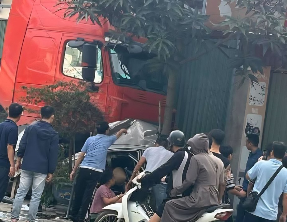 Xe đầu kéo va chạm ô tô con, lao lên vỉa hè tông người đàn ông ngồi bên đường tử vong - Ảnh 1. Xe đầu kéo va chạm ô tô con, lao lên vỉa hè tông người đàn ông ngồi bên đường tử vong - Ảnh 1.