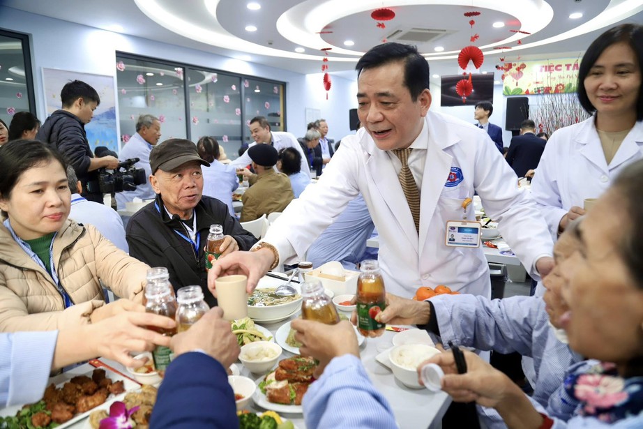 Mang Tết yêu thương đến với nhiều người bệnh- Ảnh 2. Mang Tết yêu thương đến với nhiều người bệnh- Ảnh 2.