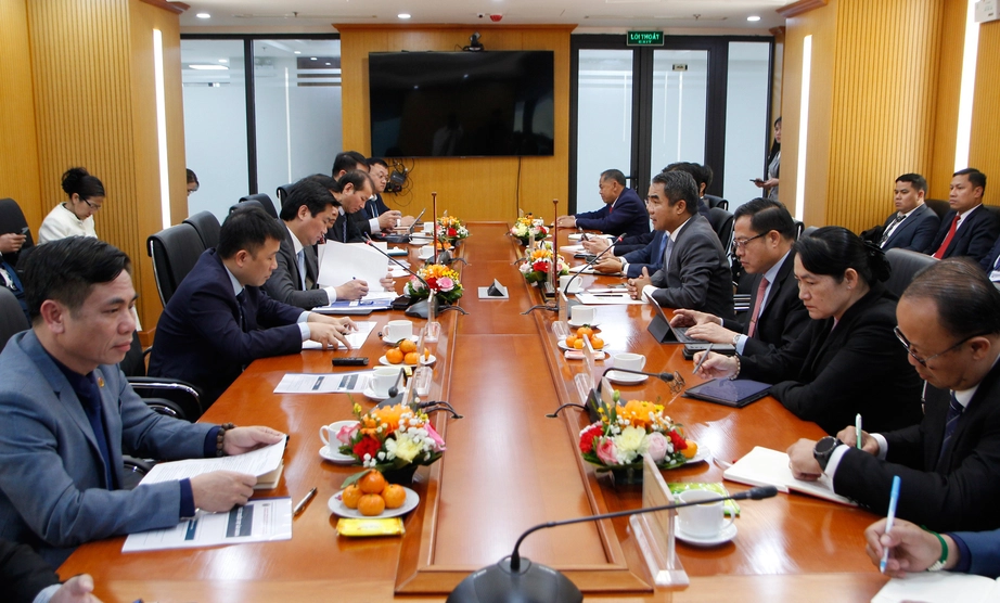 Thứ trưởng Bộ X&acirc;y dựng Nguyễn Tường Văn tiếp Đo&agrave;n l&agrave;m việc Bộ C&ocirc;ng ch&iacute;nh v&agrave; Vận tải L&agrave;o.