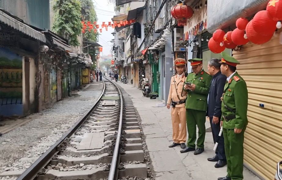 H&agrave; Nội: Cảnh s&aacute;t mời du kh&aacute;ch rời phố c&agrave; ph&ecirc; đường t&agrave;u, check camera để phạt nguội- Ảnh 4.