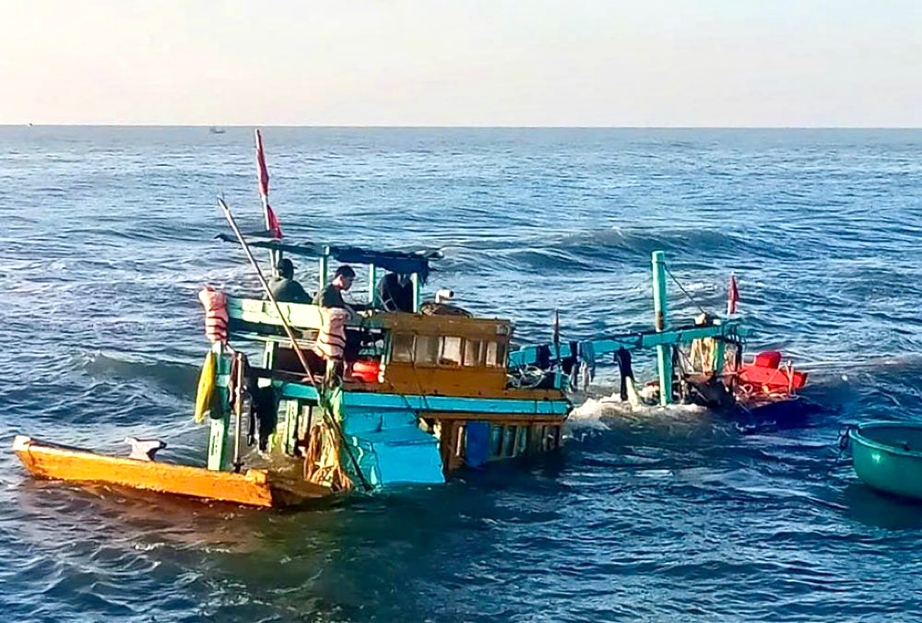 Lâm Đồng: Chìm tàu cá ở cửa cảng La Gi, 15 thuyền viên may mắn thoát nạn- Ảnh 1. Lâm Đồng: Chìm tàu cá ở cửa cảng La Gi, 15 thuyền viên may mắn thoát nạn- Ảnh 1.