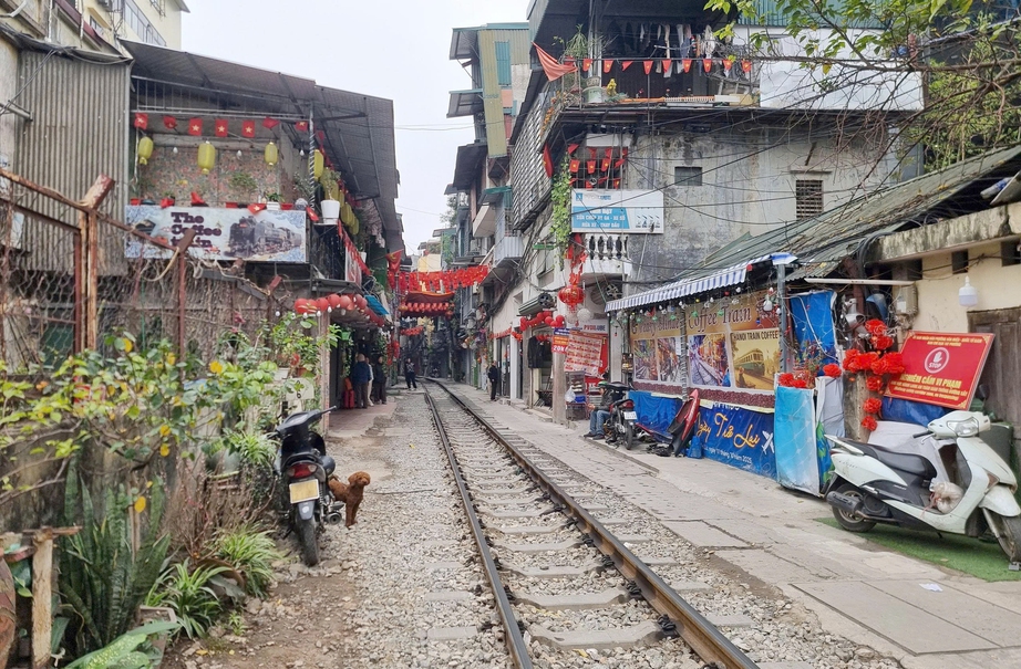H&agrave; Nội: Cảnh s&aacute;t mời du kh&aacute;ch rời phố c&agrave; ph&ecirc; đường t&agrave;u, check camera để phạt nguội- Ảnh 5.