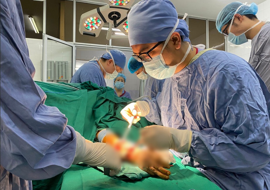 Cấp cứu th&agrave;nh c&ocirc;ng cụ b&agrave; bị ch&oacute; cắn n&aacute;t tay, ch&acirc;n- Ảnh 1.