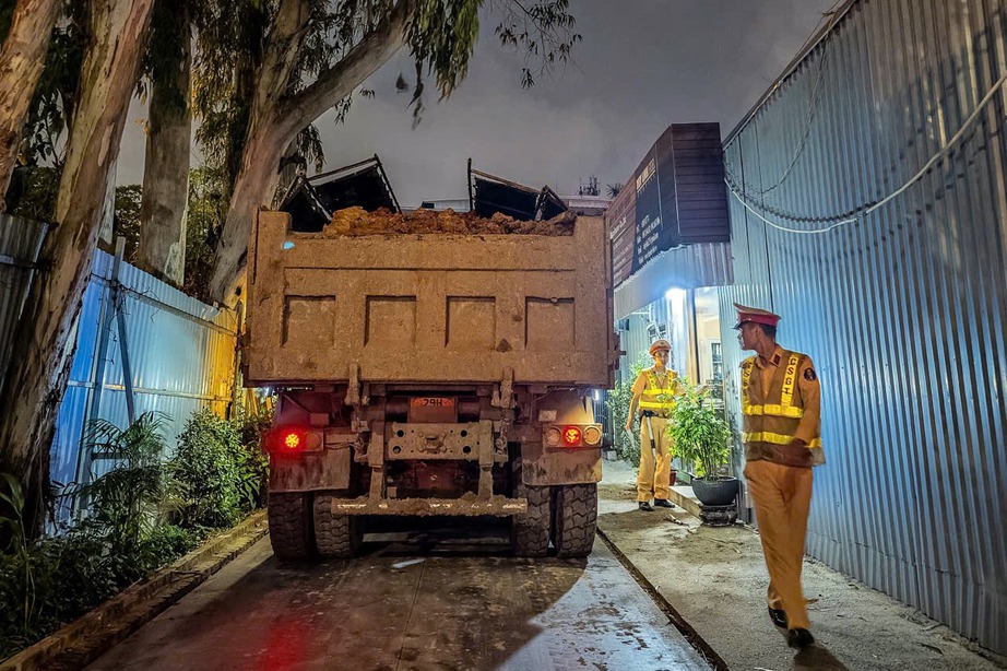 CSGT H&agrave; Nội xử l&yacute; h&agrave;ng chục &ocirc; t&ocirc; tải cơi nới th&agrave;nh, th&ugrave;ng- Ảnh 2.