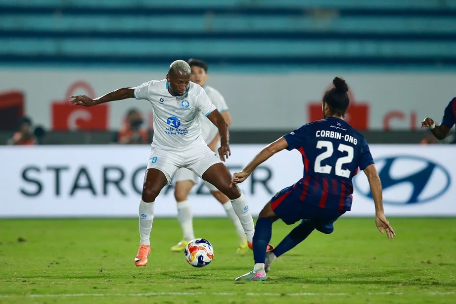 C&uacute;p C1 Đ&ocirc;ng Nam &Aacute;: Ngoại binh đ&aacute; hỏng phạt đền, Nam Định bị đội b&oacute;ng Malaysia cầm h&ograve;a- Ảnh 1.