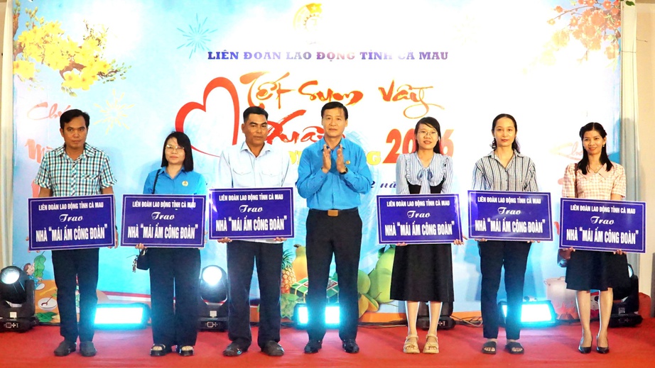 "M&aacute;i ấm c&ocirc;ng đo&agrave;n" mang m&ugrave;a xu&acirc;n đến với người lao động C&agrave; Mau- Ảnh 2.