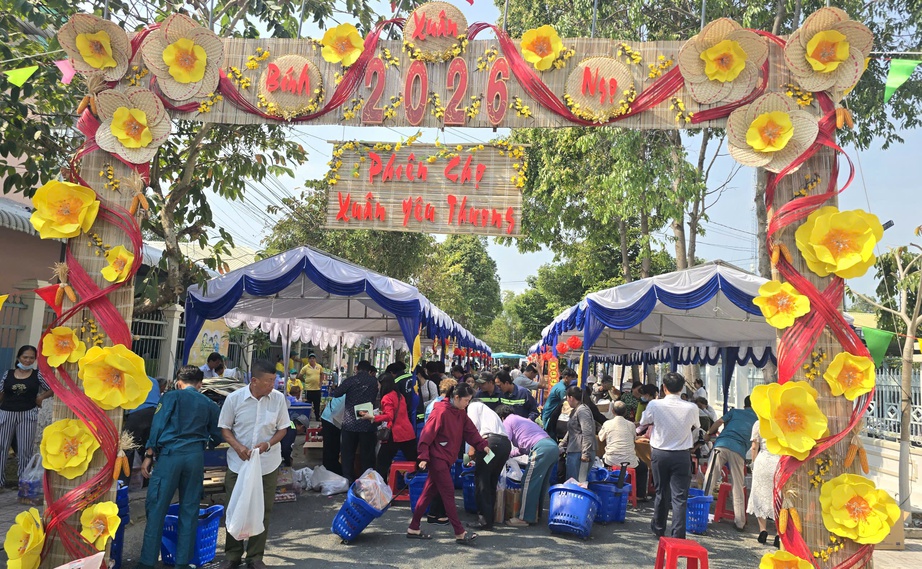 Ấm &aacute;p phi&ecirc;n chợ xu&acirc;n "tự chọn" 0 đồng cho 1.000 người d&acirc;n v&ugrave;ng bi&ecirc;n giới An Giang- Ảnh 1.