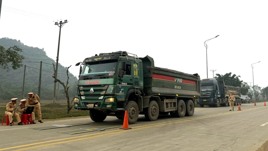 CSGT Ph&uacute; Thọ xử l&yacute; &ocirc; t&ocirc; cơi nới th&ugrave;ng, chở h&agrave;ng qu&aacute; tải- Ảnh 14.