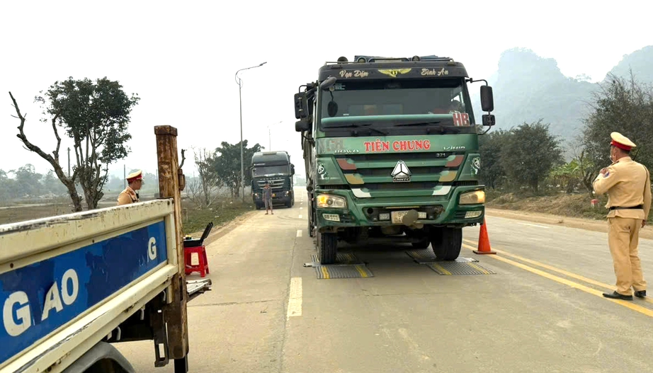 CSGT Ph&uacute; Thọ xử l&yacute; &ocirc; t&ocirc; cơi nới th&ugrave;ng, chở h&agrave;ng qu&aacute; tải- Ảnh 2.