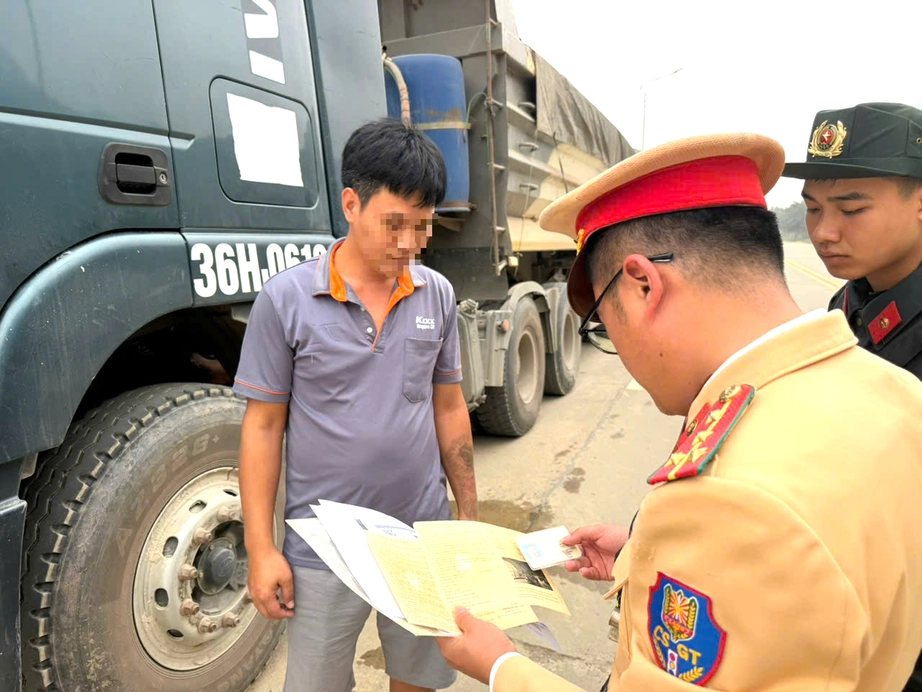 CSGT Ph&uacute; Thọ xử l&yacute; &ocirc; t&ocirc; cơi nới th&ugrave;ng, chở h&agrave;ng qu&aacute; tải- Ảnh 6.