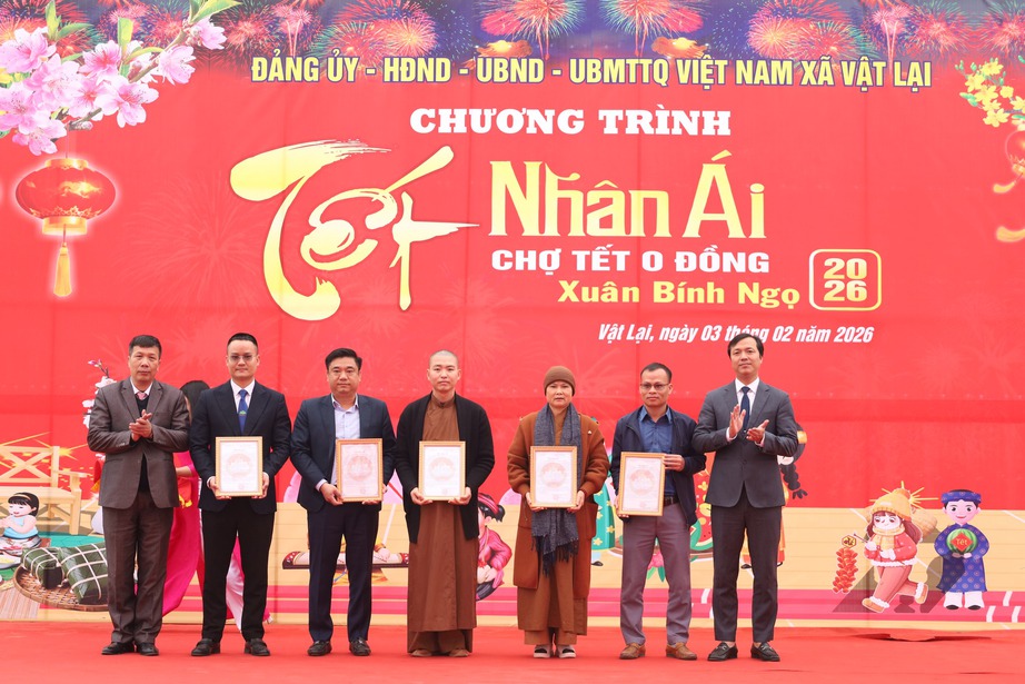 Người d&acirc;n rộn r&agrave;ng đ&oacute;n Tết Nguy&ecirc;n đ&aacute;n B&iacute;nh Ngọ 2026- Ảnh 2.