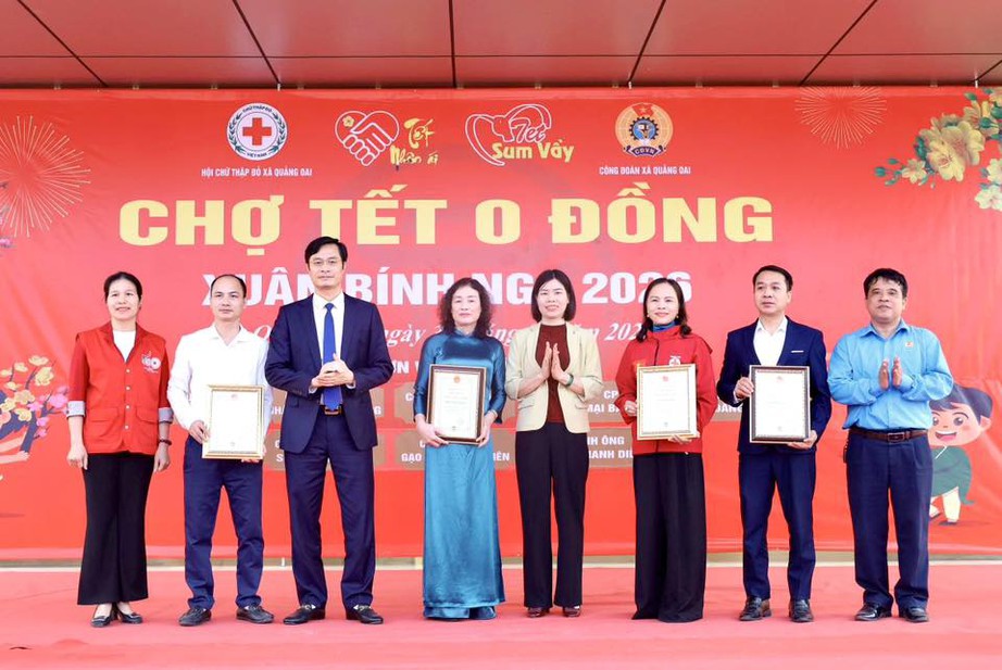 Người d&acirc;n rộn r&agrave;ng đ&oacute;n Tết Nguy&ecirc;n đ&aacute;n B&iacute;nh Ngọ 2026- Ảnh 1.