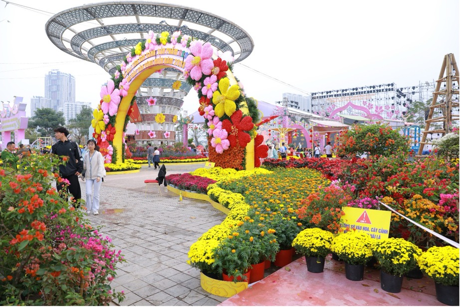 Hội chợ C&ocirc;ng vi&ecirc;n Thi&ecirc;n Văn học - Nơi Tết Việt hội tụ giữa tr&aacute;i tim xanh ph&iacute;a T&acirc;y H&agrave; Nội- Ảnh 2.