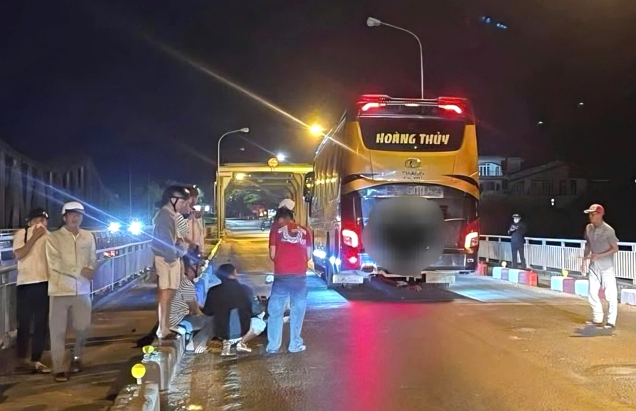 &Ocirc; t&ocirc; kh&aacute;ch va chạm xe m&aacute;y ở Đắk Lắk, một người tử vong- Ảnh 1.