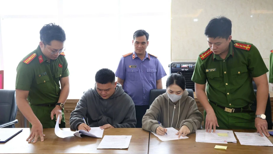 Đ&ocirc;i vợ chồng ở Đ&agrave; Nẵng nhập khẩu rong biển từ Trung Quốc d&aacute;n nh&atilde;n h&agrave;ng Việt Nam- Ảnh 1.