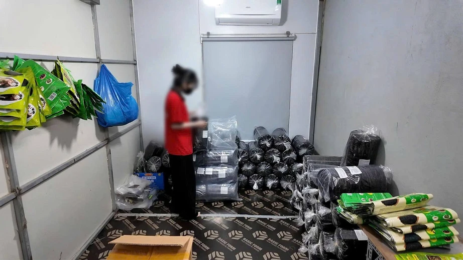 Đ&ocirc;i vợ chồng ở Đ&agrave; Nẵng nhập khẩu rong biển từ Trung Quốc d&aacute;n nh&atilde;n h&agrave;ng Việt Nam- Ảnh 2.