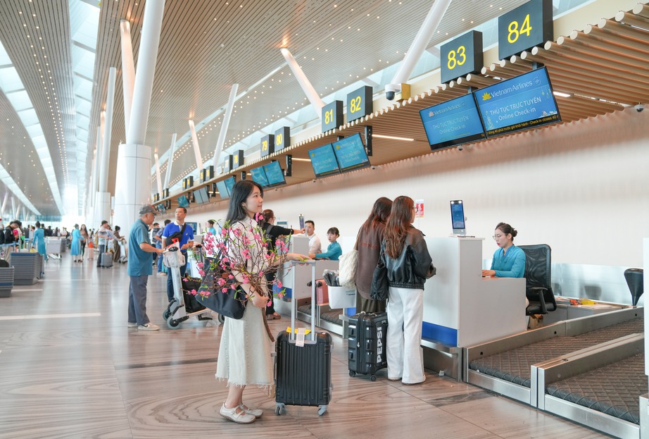 Lưu lượng tăng cao dịp Tết, h&agrave;nh kh&aacute;ch cần chuẩn bị g&igrave; khi đi m&aacute;y bay?- Ảnh 1.