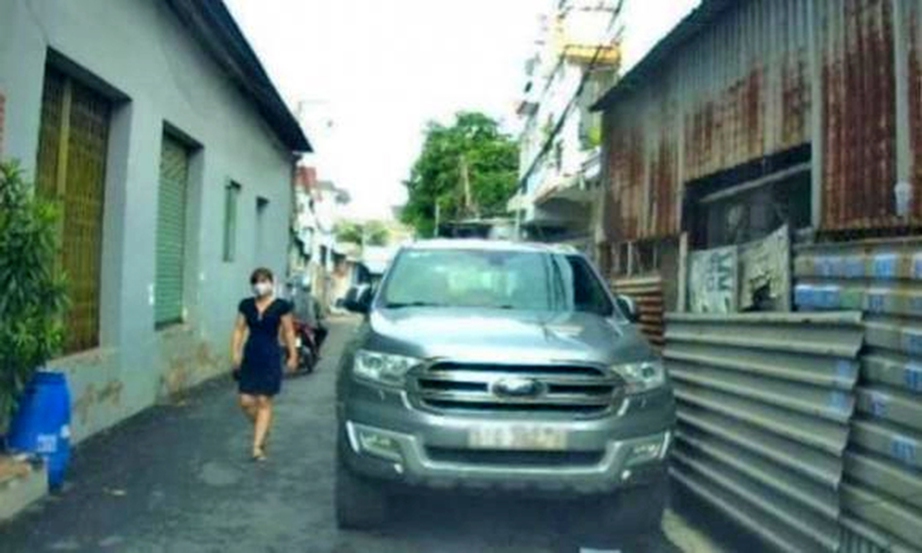 Cần làm gì nếu gặp ô tô đỗ chắn đường làng, ngõ xóm?- Ảnh 1. Cần làm gì nếu gặp ô tô đỗ chắn đường làng, ngõ xóm?- Ảnh 1.