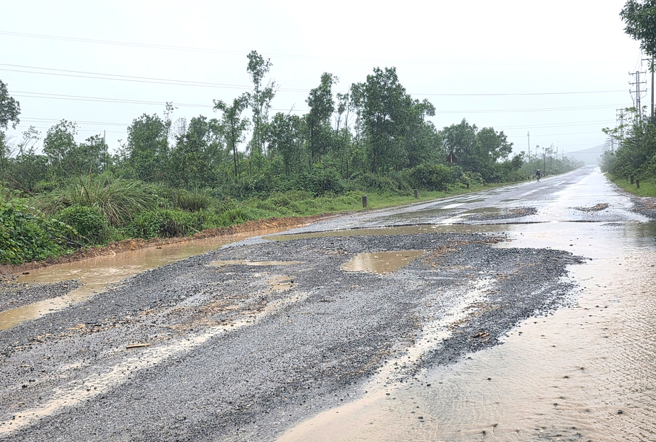 Đường từ cảng Vũng &Aacute;ng - QL1A k&eacute;o d&agrave;i ph&iacute;a t&acirc;y sụt l&uacute;n, xuống cấp, tiềm ẩn TNGT- Ảnh 3.