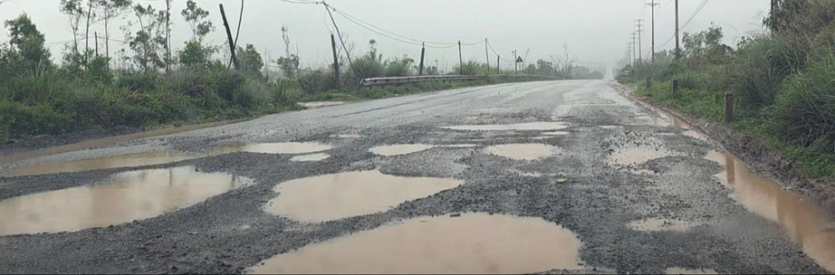 Đường từ cảng Vũng &Aacute;ng - QL1A k&eacute;o d&agrave;i ph&iacute;a t&acirc;y sụt l&uacute;n, xuống cấp, tiềm ẩn TNGT- Ảnh 2.