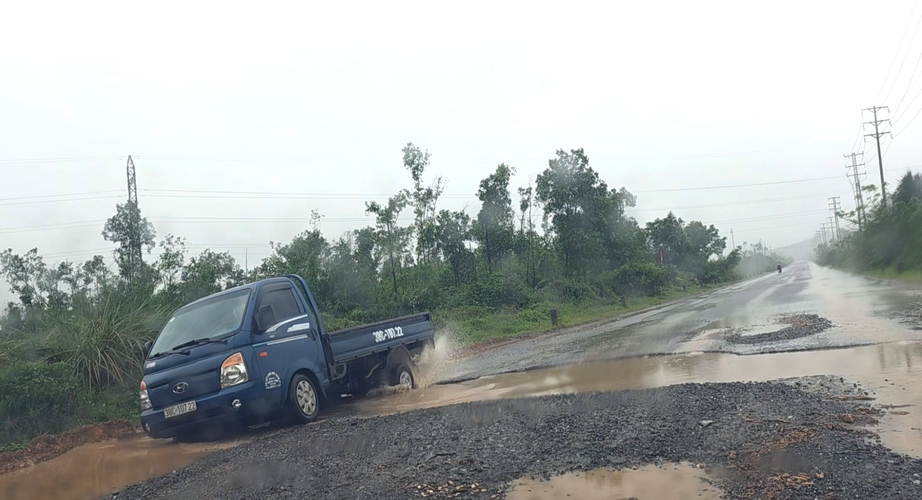 Đường từ cảng Vũng &Aacute;ng - QL1A k&eacute;o d&agrave;i ph&iacute;a t&acirc;y sụt l&uacute;n, xuống cấp, tiềm ẩn TNGT- Ảnh 1.