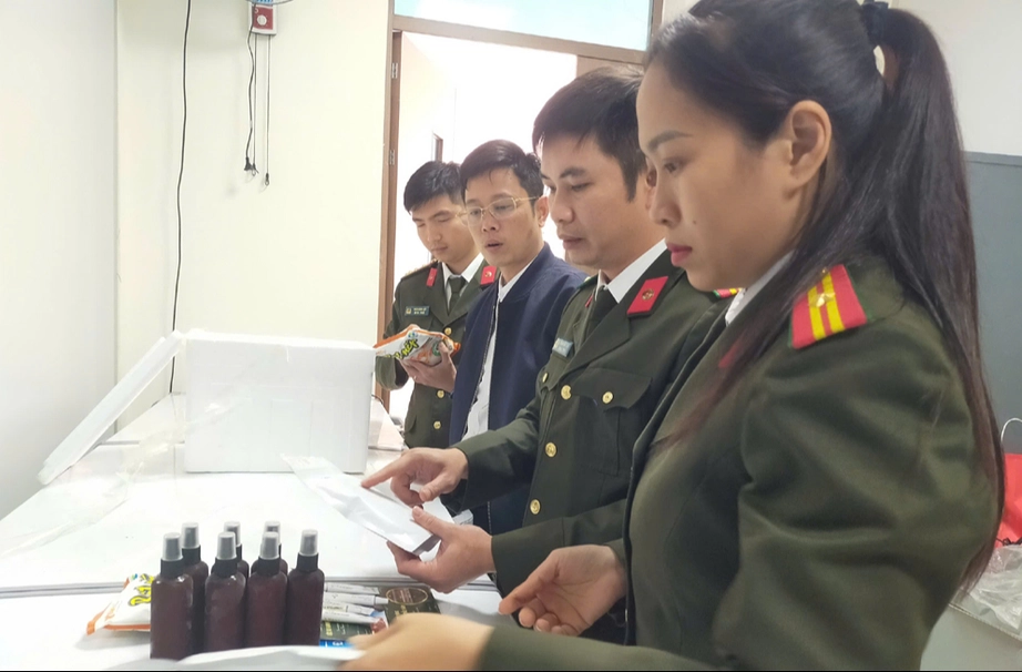 Chi&ecirc;u tr&ograve; nh&oacute;m "lương y" lừa đảo chiếm đoạt h&agrave;ng trăm tỷ đồng- Ảnh 2.