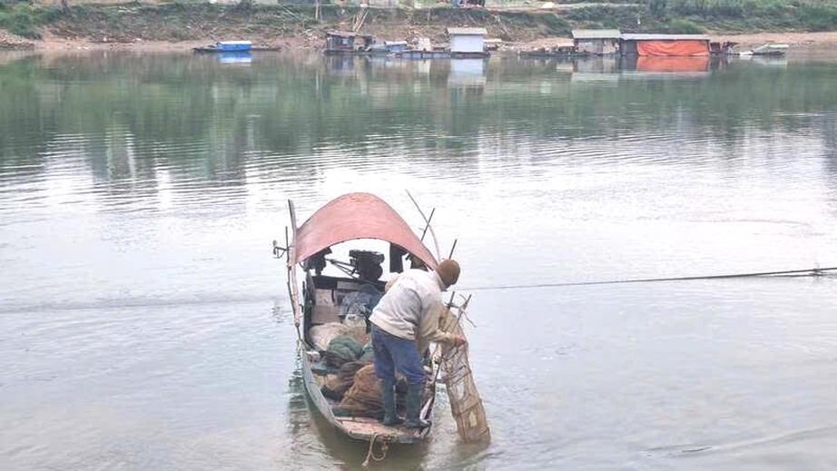 S&ocirc;ng L&ocirc; cạn nước ảnh hưởng giao th&ocirc;ng đường thủy, d&acirc;n ch&agrave;i vất vả mưu sinh- Ảnh 6.