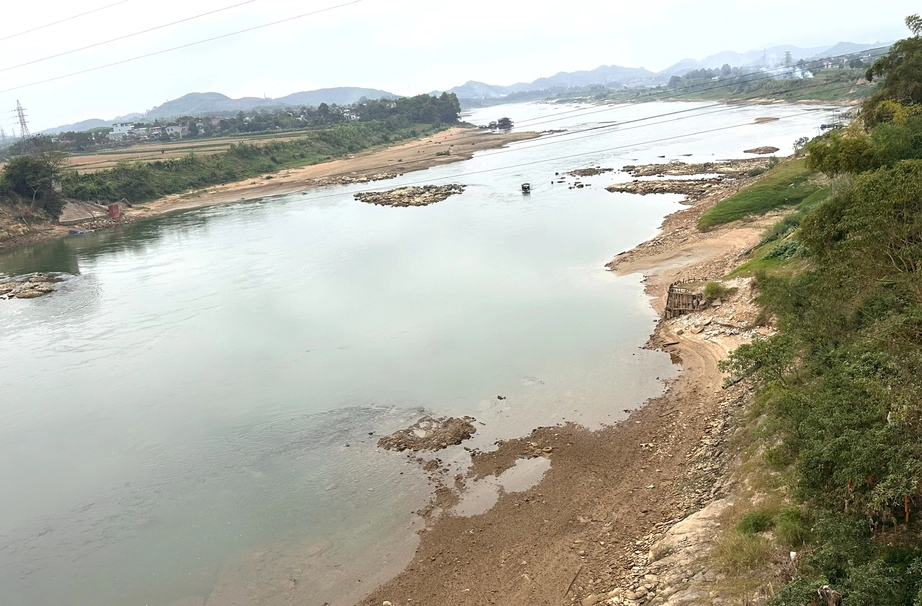 S&ocirc;ng L&ocirc; cạn nước ảnh hưởng giao th&ocirc;ng đường thủy, d&acirc;n ch&agrave;i vất vả mưu sinh- Ảnh 1.