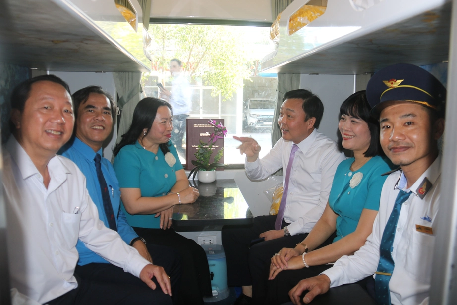 Đường sắt Việt Nam gặp mặt, tặng qu&agrave; nữ c&ocirc;ng nh&acirc;n lao động khu vực S&agrave;i G&ograve;n- Ảnh 3.