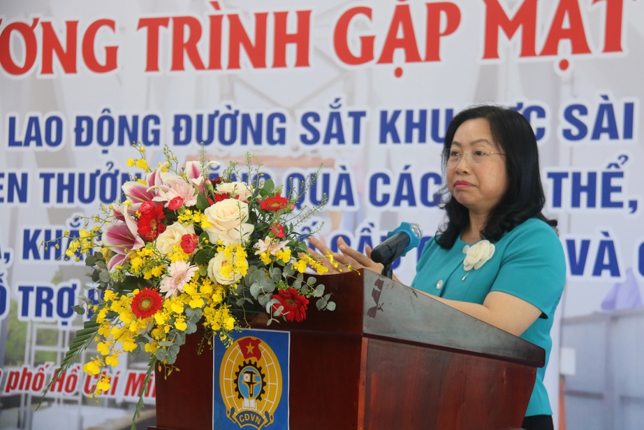 Đường sắt Việt Nam gặp mặt, tặng qu&agrave; nữ c&ocirc;ng nh&acirc;n lao động khu vực S&agrave;i G&ograve;n- Ảnh 2.