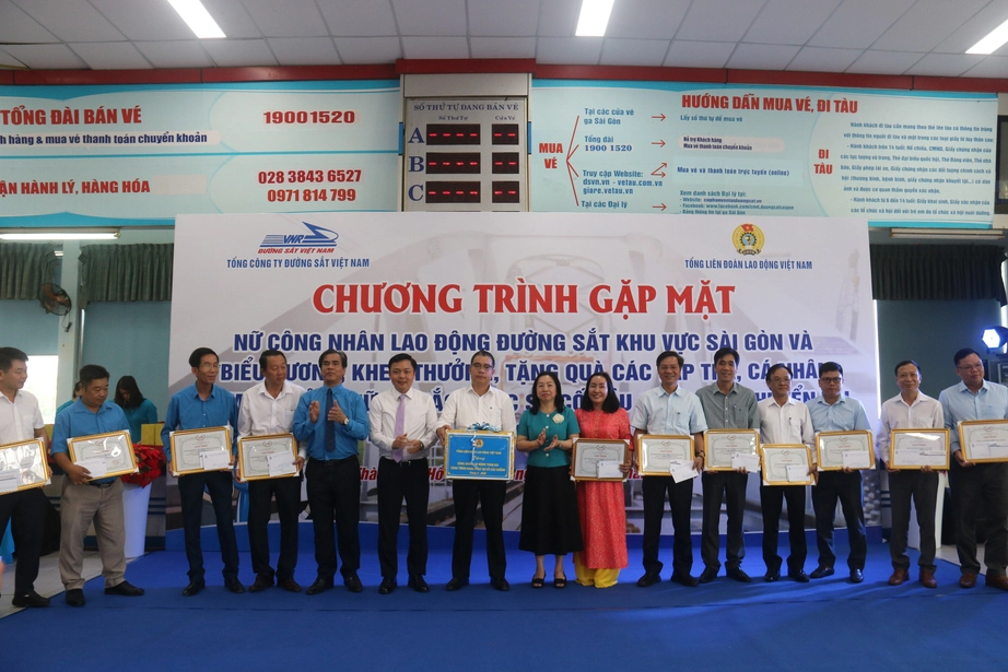 Đường sắt Việt Nam gặp mặt, tặng qu&agrave; nữ c&ocirc;ng nh&acirc;n lao động khu vực S&agrave;i G&ograve;n- Ảnh 4.