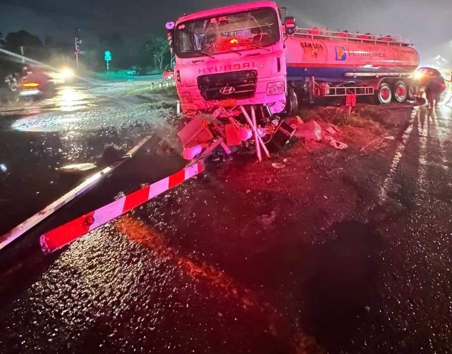 Sớm khắc phục cột t&iacute;n hiệu, cần chắn đường ngang bị xe bồn t&ocirc;ng g&atilde;y ở Quảng Trị- Ảnh 3.