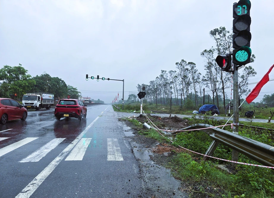 Sớm khắc phục cột t&iacute;n hiệu, cần chắn đường ngang bị xe bồn t&ocirc;ng g&atilde;y ở Quảng Trị- Ảnh 1.