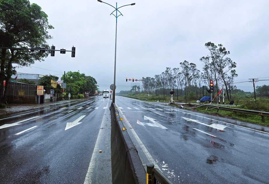 Sớm khắc phục cột t&iacute;n hiệu, cần chắn đường ngang bị xe bồn t&ocirc;ng g&atilde;y ở Quảng Trị- Ảnh 5.