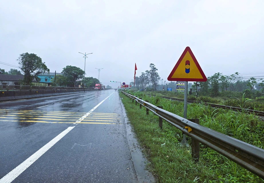 Sớm khắc phục cột t&iacute;n hiệu, cần chắn đường ngang bị xe bồn t&ocirc;ng g&atilde;y ở Quảng Trị- Ảnh 6.