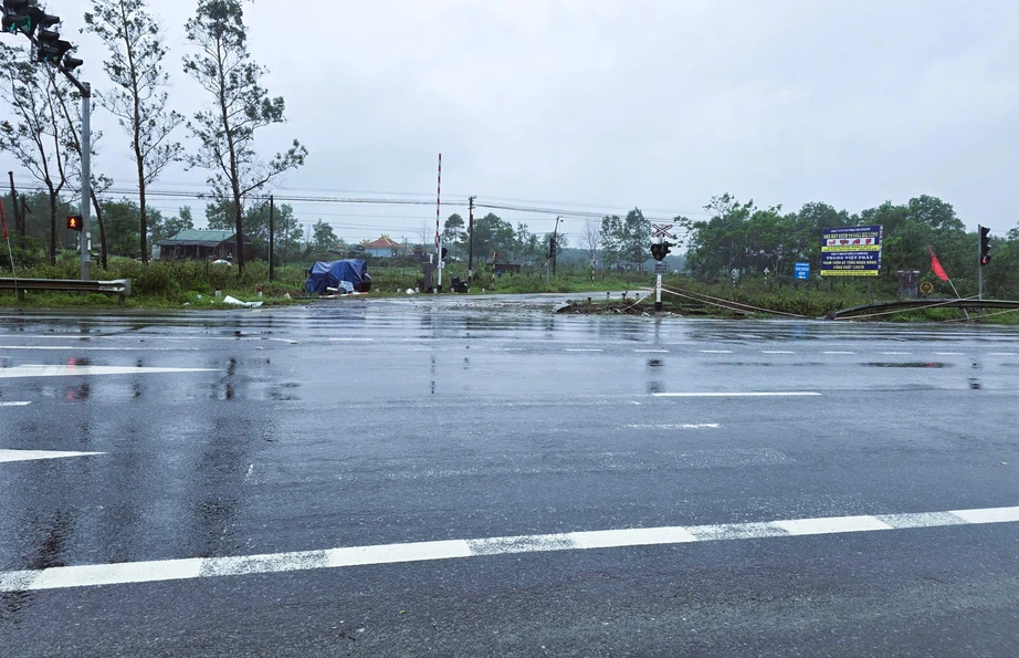 Sớm khắc phục cột t&iacute;n hiệu, cần chắn đường ngang bị xe bồn t&ocirc;ng g&atilde;y ở Quảng Trị- Ảnh 7.