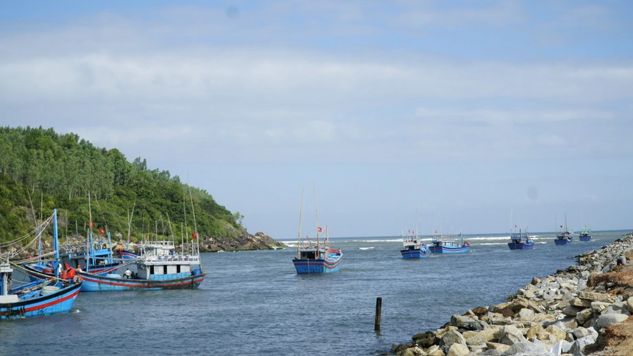 Nghẹt thở cứu nạn 5 thuyền vi&ecirc;n tr&ecirc;n t&agrave;u c&aacute; ở Gia Lai gặp sự cố tr&ecirc;n biển- Ảnh 1.