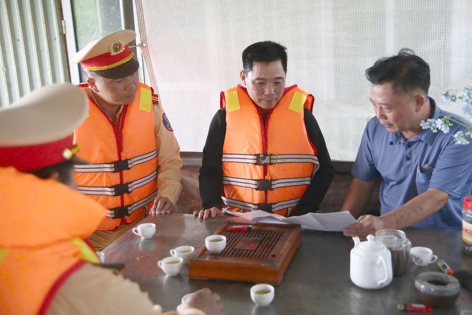 H&agrave; Nội: CSGT l&ecirc;n thuyền ph&aacute;t thẻ cử tri tại l&agrave;ng ch&agrave;i, sẵn s&agrave;ng cho Ng&agrave;y hội non s&ocirc;ng- Ảnh 3.