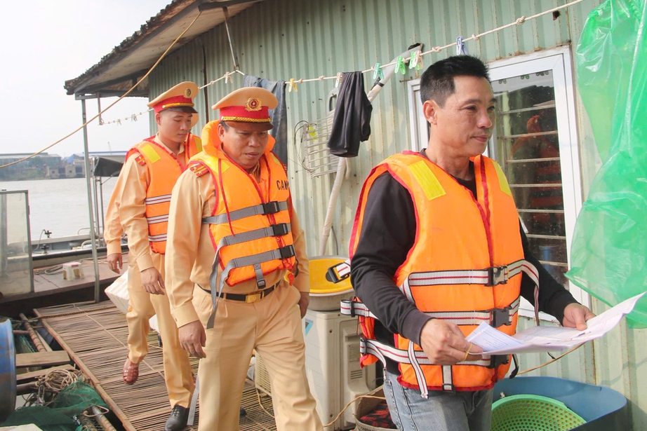H&agrave; Nội: CSGT l&ecirc;n thuyền ph&aacute;t thẻ cử tri tại l&agrave;ng ch&agrave;i, sẵn s&agrave;ng cho Ng&agrave;y hội non s&ocirc;ng- Ảnh 1.