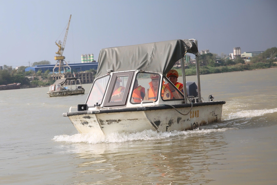 H&agrave; Nội: CSGT l&ecirc;n thuyền ph&aacute;t thẻ cử tri tại l&agrave;ng ch&agrave;i, sẵn s&agrave;ng cho Ng&agrave;y hội non s&ocirc;ng- Ảnh 8.