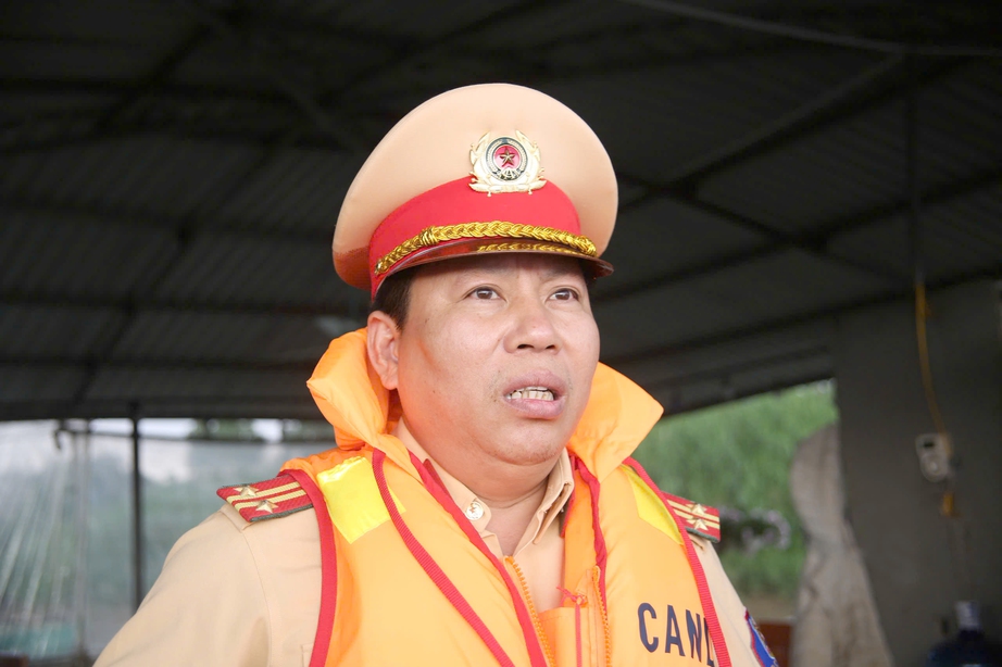 H&agrave; Nội: CSGT l&ecirc;n thuyền ph&aacute;t thẻ cử tri tại l&agrave;ng ch&agrave;i, sẵn s&agrave;ng cho Ng&agrave;y hội non s&ocirc;ng- Ảnh 7.