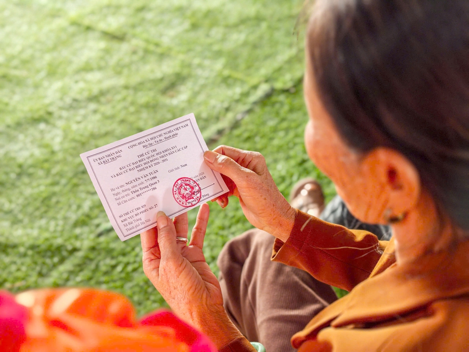 H&agrave; Nội: CSGT l&ecirc;n thuyền ph&aacute;t thẻ cử tri tại l&agrave;ng ch&agrave;i, sẵn s&agrave;ng cho Ng&agrave;y hội non s&ocirc;ng- Ảnh 9.